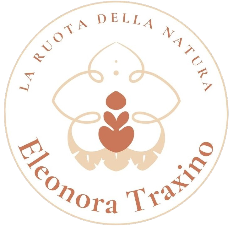 Un'orchidea bianca che custodisce Eleonora Traxino al centro