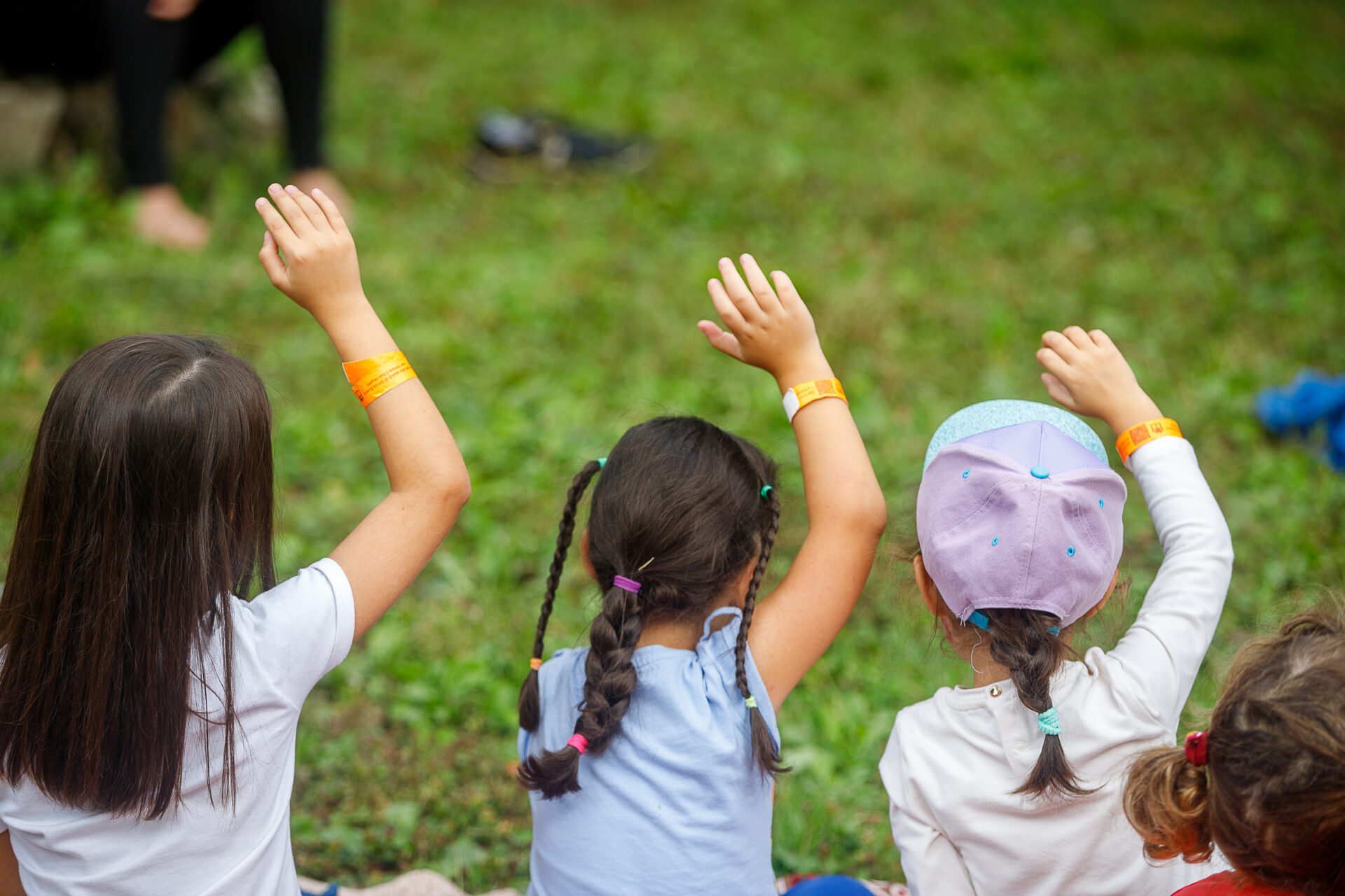 Bimbi attenti durante un'attività al Festival