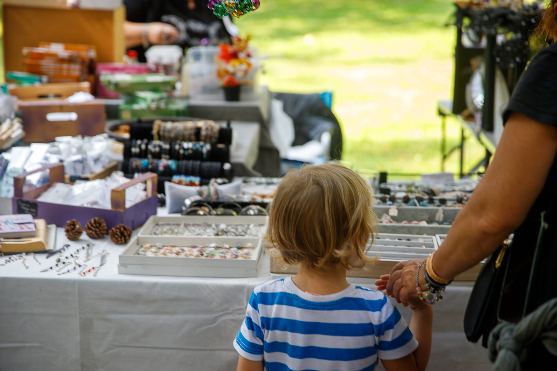 Bambini nell'area mercatino che sbirciano gli oggetti