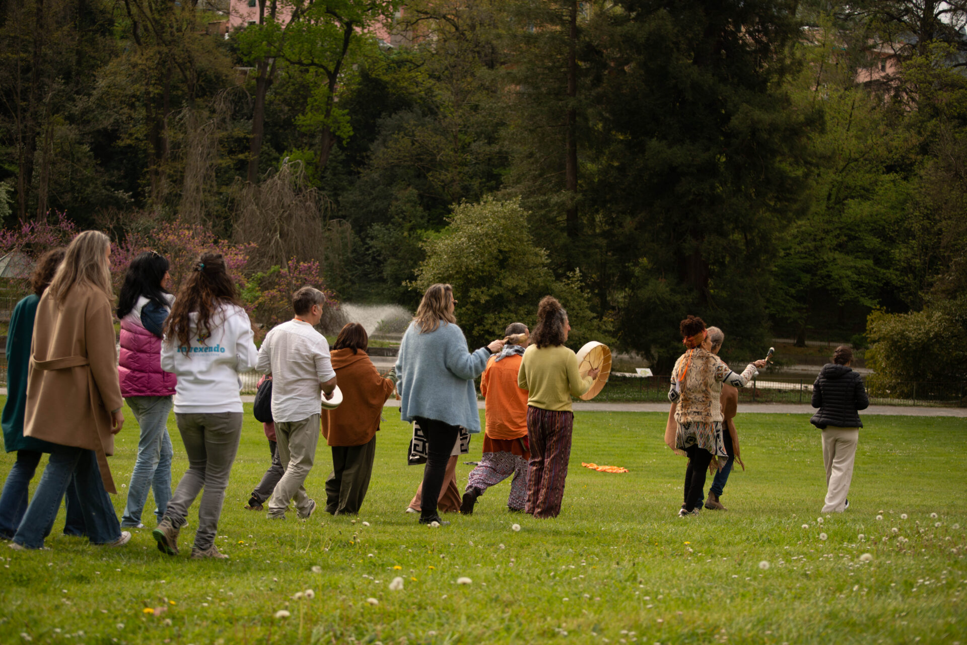 Il Cerchio sciamanico iniziale, con tutti i partecipanti che suonano il tamburo