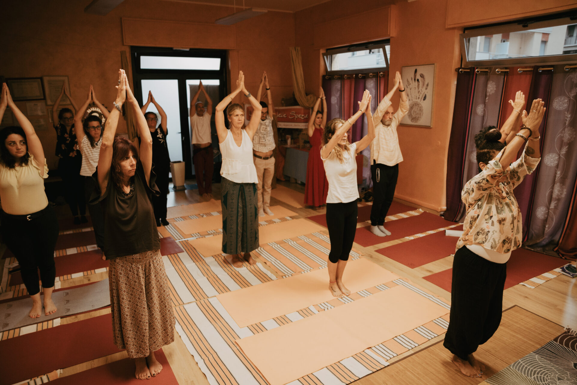 Tutti i partecipanti svolgono movimenti di Chi-Gong